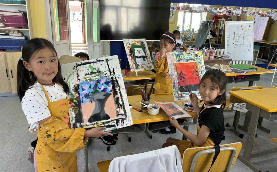 개설된 미술 동아리에서 그린 그림을 보여주는 아이